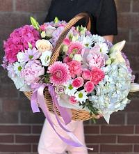 Цветочная композиция из Розы, Хризантемы, Пионы и Лизиантусы в корзине в Екатериновке